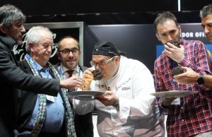 Los chefs Paco Roncero y Juan Mari Arzak han ejercido de maestros de ceremonia en la subasta de la trufa negra de Soria en Madrid Fusión.