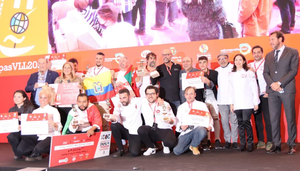 Foto de familia de los ganadores y jurado del Concurso Nacional de Pinchos y Tapas y el Campeonato Mundial 